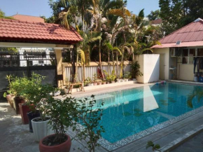 Room 9 - Studio in a villa 5mn walk from the Royal Palace with swimming pool